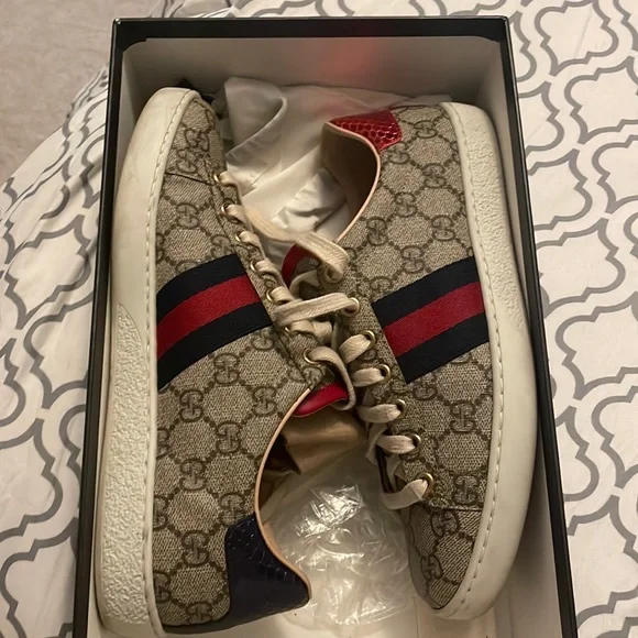 Gucci low cut sneakers size worn 3x like new comes with dust bag